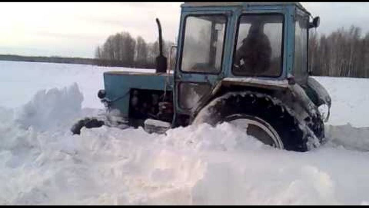 Видео тракторов в снегу. Трактор буксует в снегу. Трактор застрял в снегу. Видео тракторов в снегу. Т 16 чистит снег.