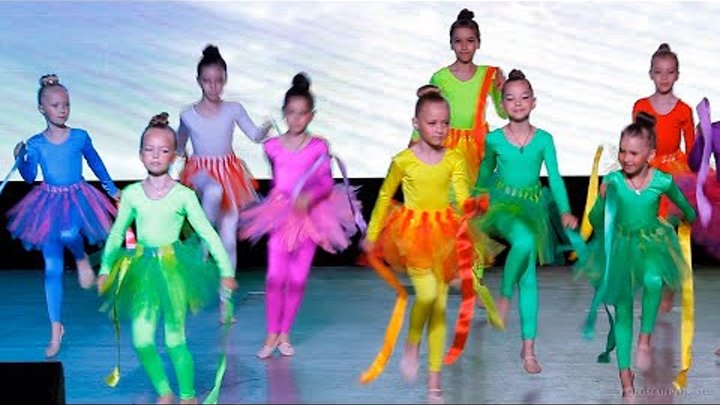 дети танцуют в садике. танцевальный коллектив веселуха. танец красок в детском саду. танец красок в детском саду. танцы для детей в детском саду.