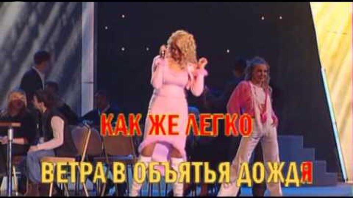 микрофон. караоке диск. женское счастье караоке. микрофон в свете прожектора. осенняя круг караоке.