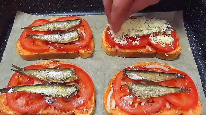 Бутерброды в духовке со шпротами и сыром. Бутеры со шпротами и помидорами. Бутеры со шпротами и помидорами и сыром. Горячие бутерброды со шпротами в духовке с помидорами и сыром. Бутерброды со шпротами и помидоркой.