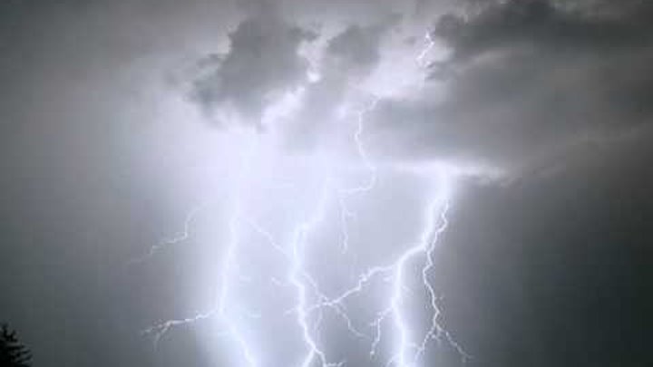 Самый громкий гром. Звук грома. Звук грома видео. Мрачное небо с молниями. Звук молнии.