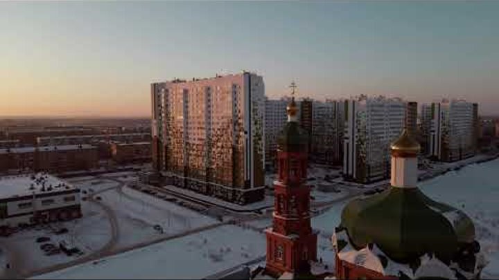 Церковь напротив панельки