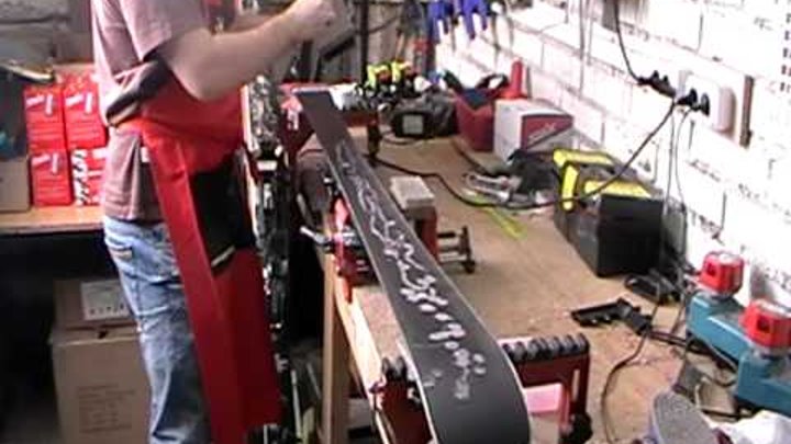 заточка кантов горных. парафиним лыжи. натирание лыж. обработка горных лыж. обработка горных лыж.