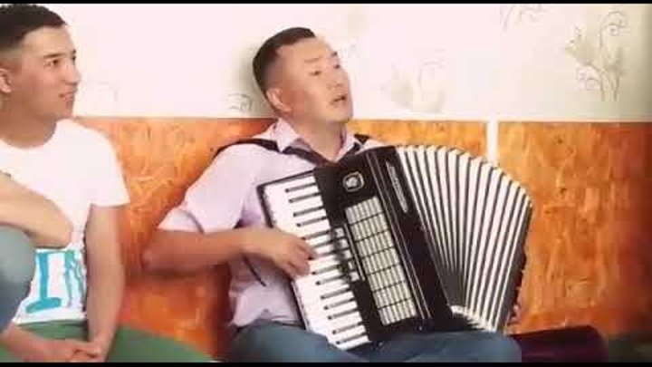 Киргиз поет. Кыргыз поет. Киргизы поют. Киргизский мальчик поет. Мальчик Киргиз поёт песню.