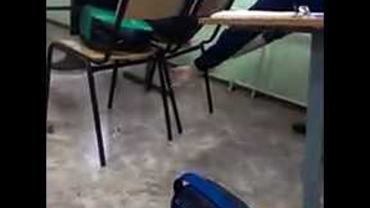 Немного упал. Человек падает на льду. Падающий человек. Немного упал. Гололёд.