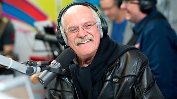 поет в микрофон. ничего я тогда не понимал надо было судить не по словам а по делам. спел более громко. спеть более громче. спел более громко.