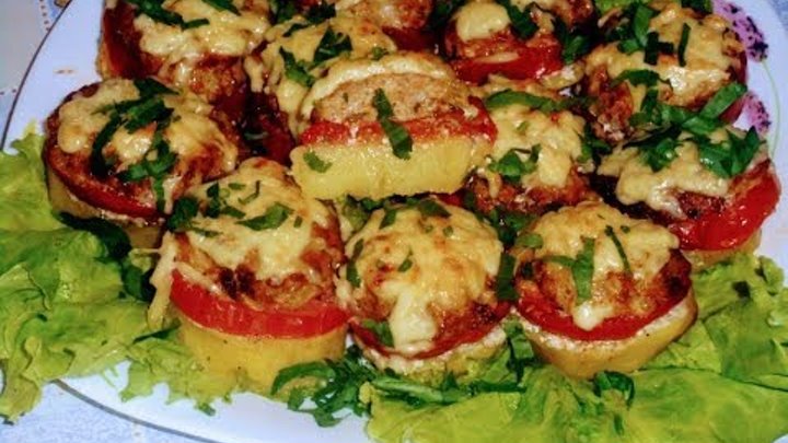 запеканка картофельная с фаршем в духовке с сыром и помидорами. картошка в духовке с майонезом сыром и помидорами. картошка с фаршем и помидорами в духовке. помидоры с сыром в духовке. мясо по-французски с картошкой.