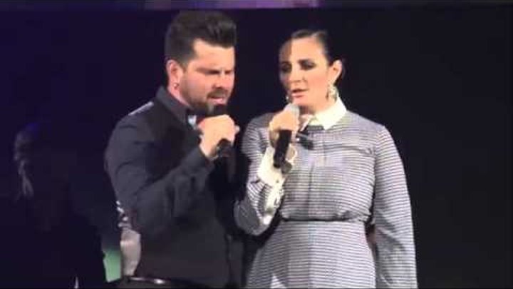 Ваенга бусулис. Интарс бусулис и ваенга. Бусулис с женой. Бусулис и ваенга поцелуй. Гравитация песня ваенги и бусулиса.