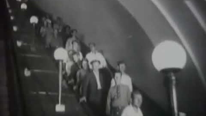 Старый извозчик утесов. Грянул внезапно гром над москвой. Только глянет над москвою утро вешнее. Кремль солнце. Только выйдет над москвою утро вешнее утёсов.