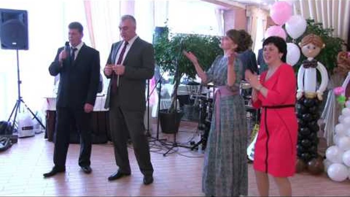 Невеста поет на свадьбе песню родителям. Родители поют на свадьбе. Невеста поет на свадьбе песню родителям. Родители поют на свадьбе молодым. Белые розы поют родители на выпускном.