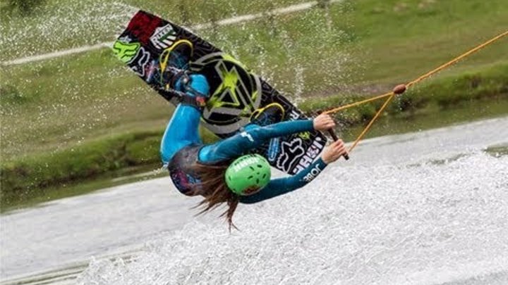 Вейк на воде. Стойка вейкбордиста. Двигатель для вейкборд. Wake backroll start. Как делают вейкборды.