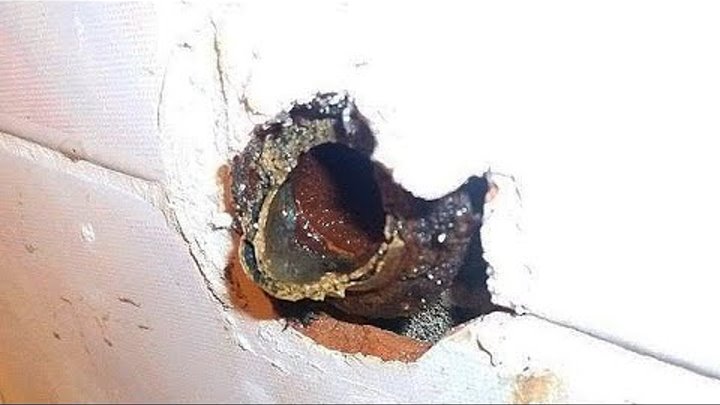 Как выкрутить сломанную резьбу из крана. Болт гайка для выкручивания шпилек шпильку. Выкрутить сломанную резьбу из трубы. Как выкрутить обломанную трубу. Болт обломался в гайке.