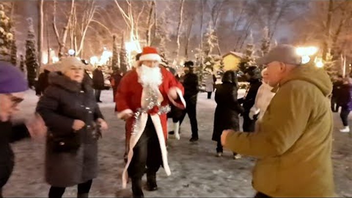 качается вагон стучат колеса глухо. качается вагон стучат колеса глухо. лейся песня качается вагон. стихи поезд едет колеса стучат. качается вагон стучат колеса глухо.