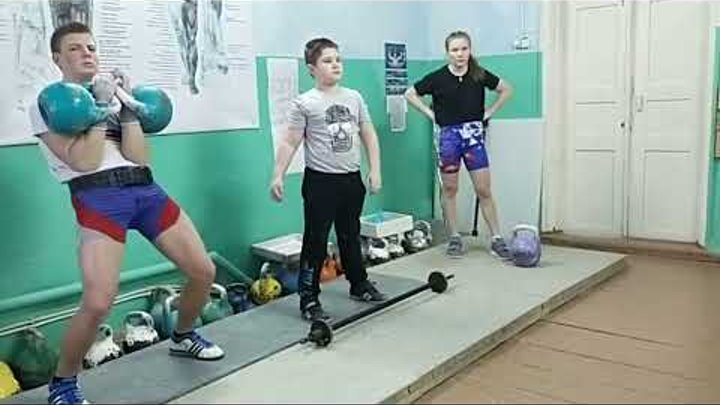 Упражнение толчок гири