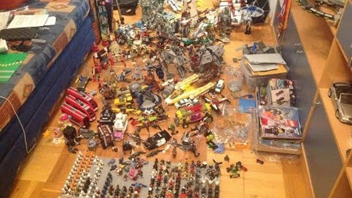 Очень много игрушек. Много маленьких рисунков. Пластмасса свалка. Яркие конфеты. Что 3 это очень много.