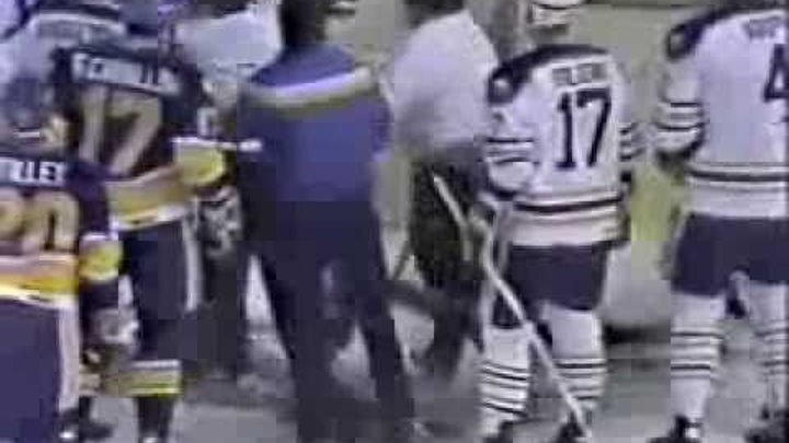 разрезало шею коньком