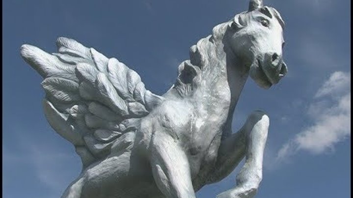 памятник крылатому коню в златоусте. конь геральдика. конь с крыльями изображенный на гербе златоуста. геральдический единорог.