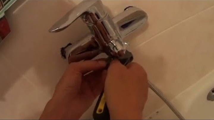 Чтобы поменять кран нужно перекрыть воду ?. Как заменить смеситель в ванной видео. Как самим поменять смеситель в ванной своими руками. Установка смесителя в ванной. Монтаж смесителей в ванной комнате.