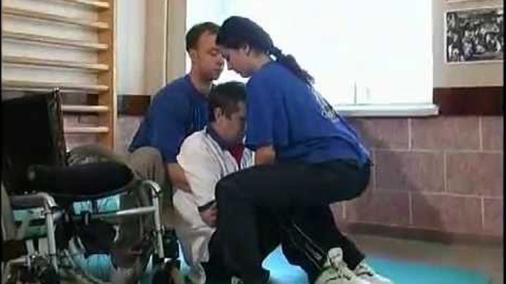 уход и пересаживание инвалидов колясочников. приспособление для кровати для инвалидов без ног. перемещение лежачих больных приспособления. кровати для лежачих пожилых людей. уход и пересаживание инвалидов колясочников.