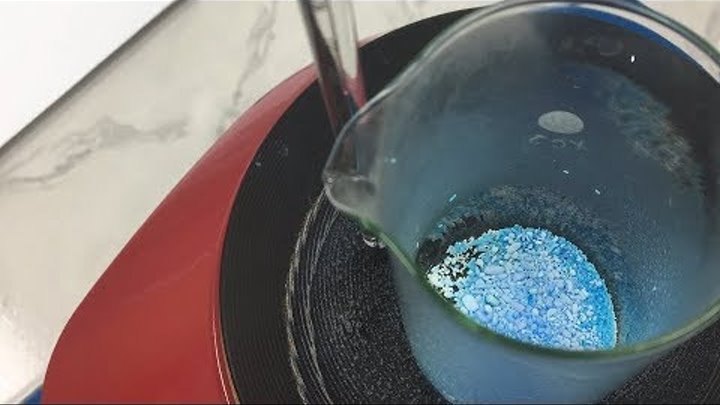 медный купорос для обработки. кристалл медного купороса в растворе. медный купорос 4к. раствор медного купороса. кристаллы медного купороса.