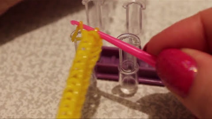 Фигурки из резинок оля рейнбоу. Браслет спираль из резинок для плетения. Браслет из резинок спираль. Браслет из резинок спираль. Браслеты спираль плетение рез.