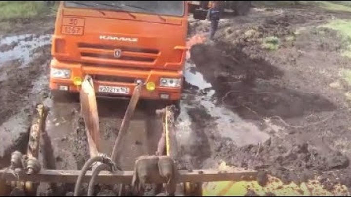 Как вытаскивают камазы. Камаз самосвал буксует в грязи. Камаз застрял в грязи. Камаз застрял в снегу. Камаз 5511 в грязи.