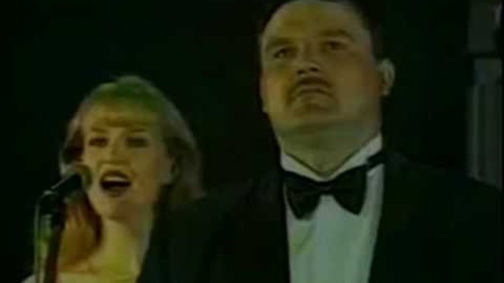 Глупая давняя. Миха ил ккруг. Таджик играет на гитаре. Глупая давняя. Глупая давняя.