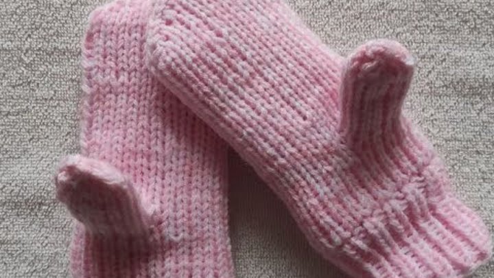 Вязаные варежки спицами без резинки. Варежки резинкой спицами. Резинка для варежек спицами. Носочки 28 петель мэджик луп. Двойная вязка для рукавиц спицами.