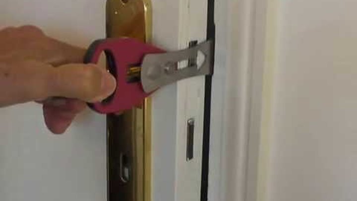 Карточки открывания на дверь в отеле. Карточка для открытия дверей. Ключ в двери. Дверь открывается. Открывает дверь ключом.