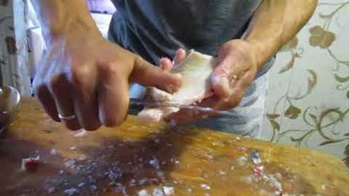 Как быстро почистить замороженную. Шкурки от красной рыбы. Очищение тушки кальмаров. Быстро очистить кальмар. Очищение тушки кальмаров.