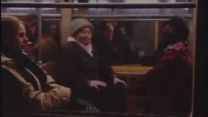 смеяться. заразительный смех в метро видео. люди кушают в метро. эксперимент в метро человек смеется. что ездит в метро.