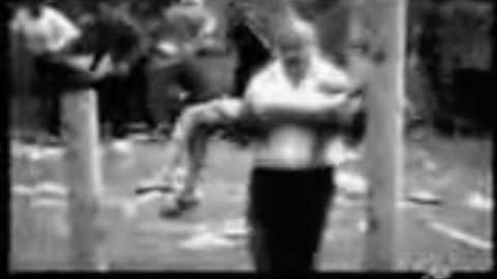 Россия поднимается с колен. Просить у бога. Все думали россия на коленях а она просто зашнуровывала. Мир встал на колени. Думали что на коленях а она шнуровать берцы.