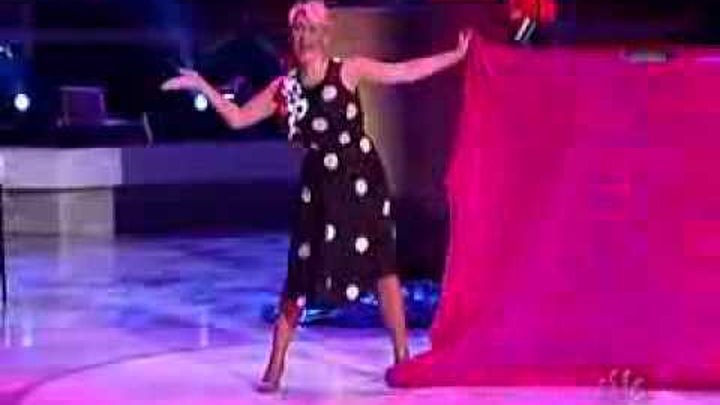 Фокус с переодеванием платьев разоблачение видео. Фокус с переодеванием секрет фокуса. Фокусы с переодеванием костюмов. Секрет фокуса с переодеванием платьев. Шоу с переодеванием костюмов.