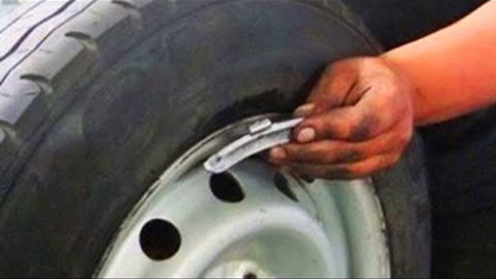 Как снять грузик. Правильная балансировка литых дисков. Грузики на штампованные диски. Центровка колеса ваз 2110. Как снять грузик.