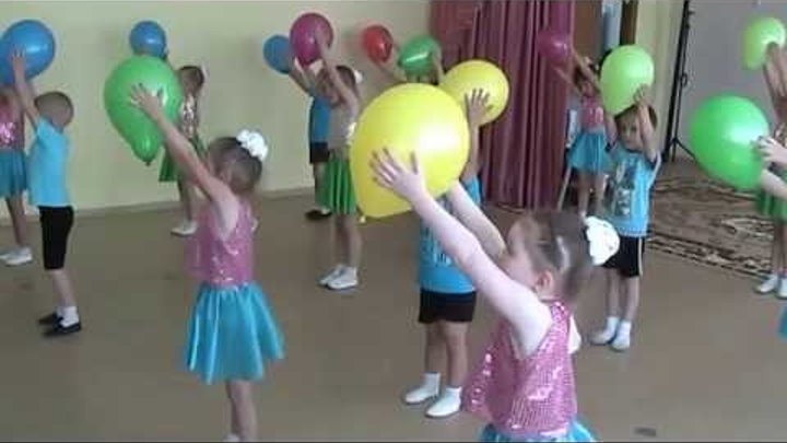 Детский танец с шарами. Выпускной в детском саду в одном стиле. Детский танец с шарами. Шарики на утренник. Танец с шариками воздушными.