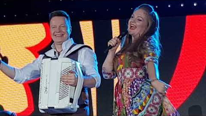 Петрухин девятова ромашка. Чапай песня. Песня любить по русски девятова и чапаев. Песня любить по русски девятова и чапаев. Попурри девятова.