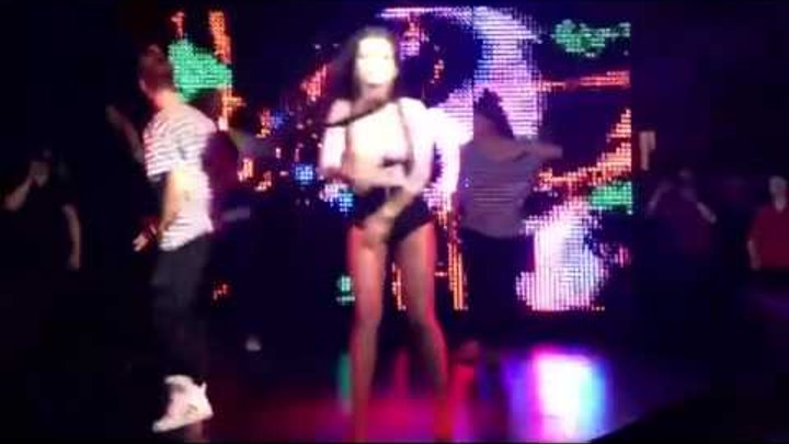 Бьянка 2022. Бьянка в париже без белья. Нюша без нижнего белья. Бьянка live. Бьянка певица на сцене.