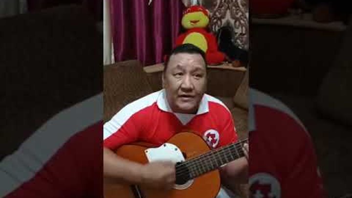 Казах поёт под гитару. Казах поёт душевно. Казах поёт душевно. Казах поёт песню на золотом фоне. Казах поет классную песню.