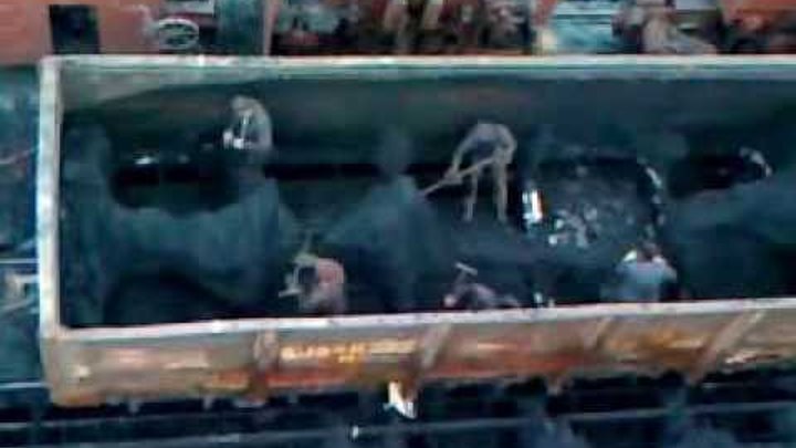 Смерзшийся уголь. Закрытие люков полувагонов ломом. Разгрузка вагонов с углем вручную. Зачистка полувагонов. Вагоноопрокидыватель врс-125.