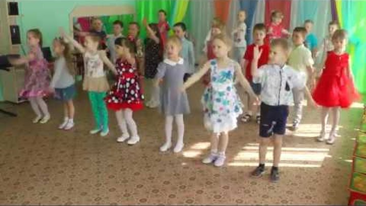 Выглянуло солнышко из-за серых весёлая песенка вилео. Танец выглянуло солнышко из за серых. Выглянуло солнышко блещет на лугу фото. Танец на 8 марта в детском саду старшая. Выглянуло солнышко из-за серых весёлая песенка вилео.