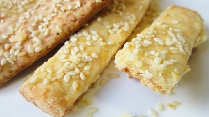 Печенье сырные палочки с кунжутом