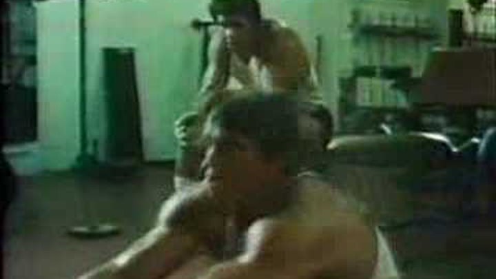 Луи Ферриньо в фильме качая железо