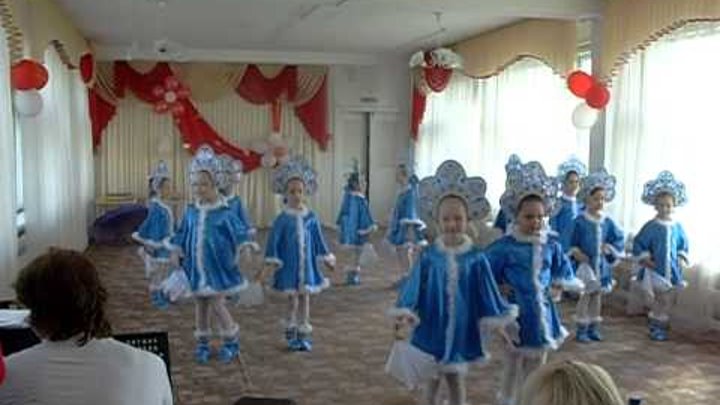 новогодний утренник бубенцы танец. танец потолок ледяной в детском саду. новогодние танцы для детей в детском саду. танцы к утреннику снежная королева. зимние танцы в детском саду видео.