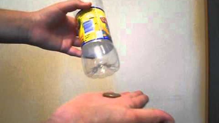 фокус монета в бутылке секрет. монетка и бутылка дырка. опыт инерция физика. 'эксперимент монетка и бутылка. опыт с бутылкой и монеткой.