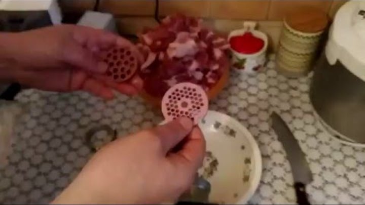 сломанная ножик мясорубки. мясорубка с металлическими шестернями. режет мясорубка. отремонтировать мясорубку ручную. ручная мясорубка meileyi hand crank manual meat mly-663.