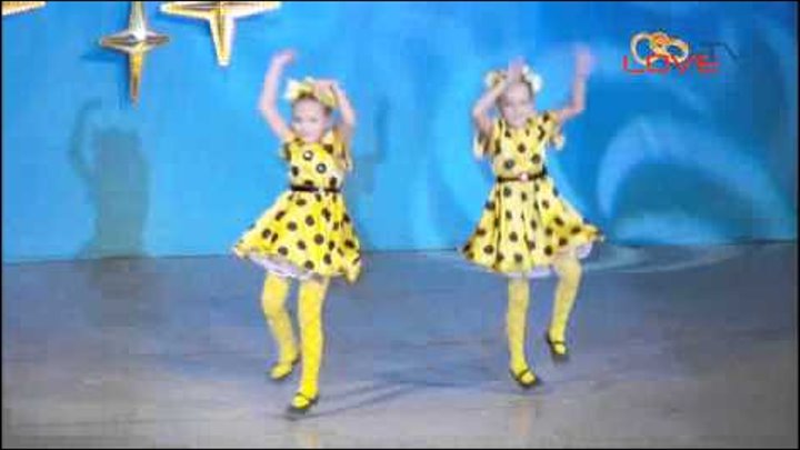 танец 2 сестры. танец две сестрички. подружки. дуэт патриотический две сестры танец. дуэт две сестры.