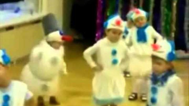 зажигают сегодня снеговики. снежная баба искусственная. зажигают сегодня снеговики. снеговик и снежная баба из пенопласта. интересные снеговики.