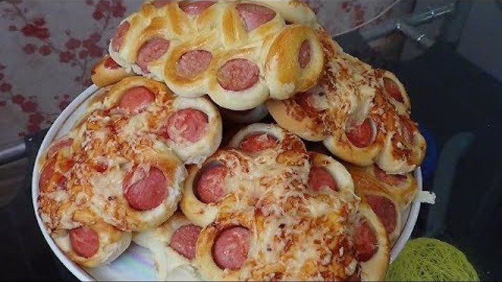 Булочка с сосиской и сыром