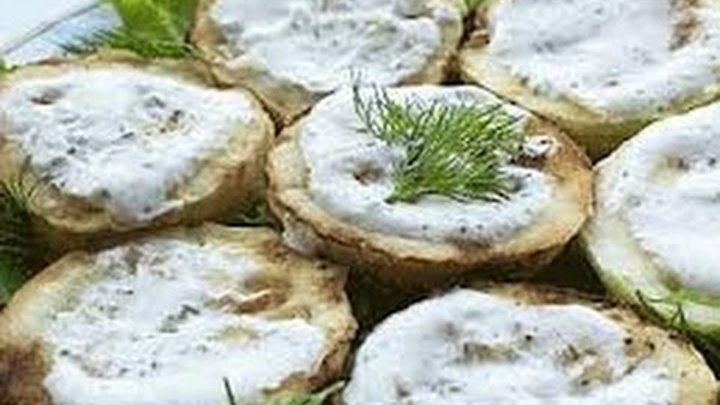 Жареные кабачки с чесноком и майонезом. Кабачки с майонезом и чесноком красиво. Кабачки на сковородке. Кабачки в духовке. Жареные кабачки с чесноком и майонезом.
