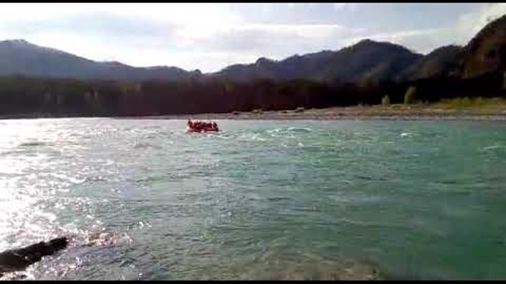 Уровень в реке катунь на сегодня. Уровень в реке катунь на сегодня. Река чемалка. По катуни на моторных лодках. Алтай слияние катуни и чемалки.